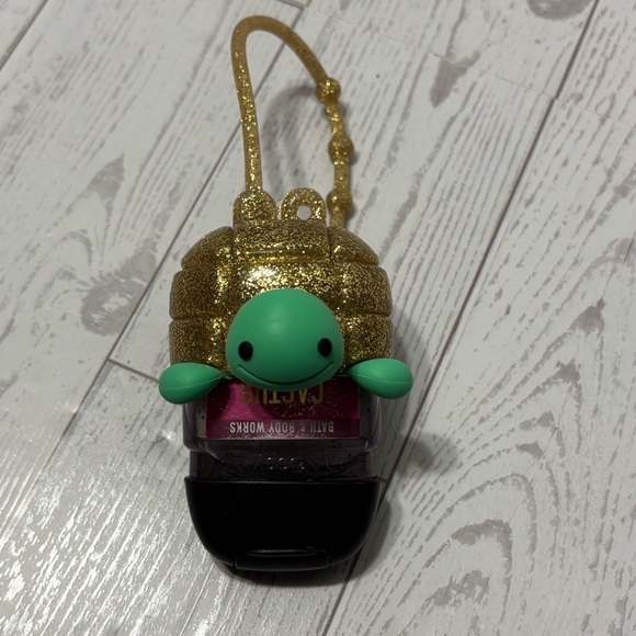 Bath & Body Works Gold and Green Turtle Hand Sanitizer Holder - Picture 7 of 7
